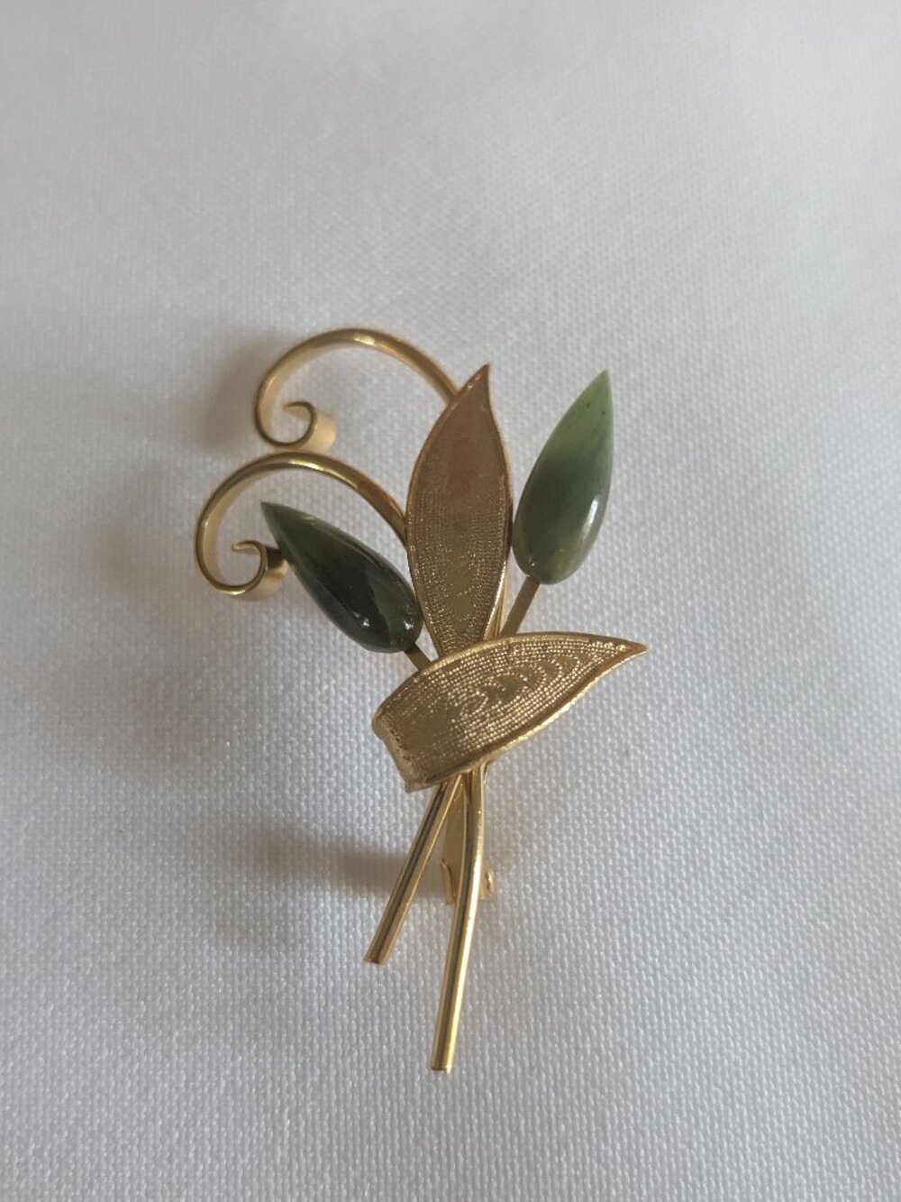Vintage Gold Tone Jade Floral Leaf Wrapped Brooch Pin
